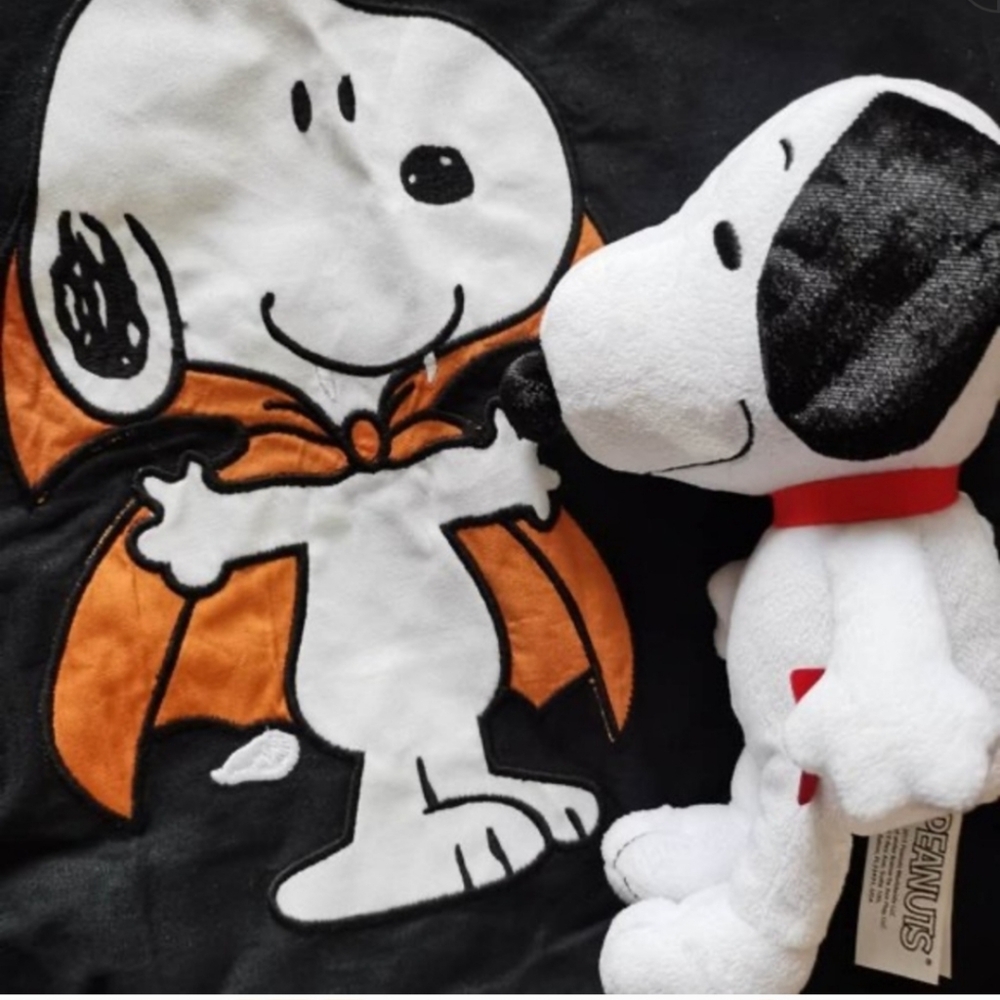NWT Halloween Snoopy Peanuts Dining Set Tablecloth With 4 Linen Napkins - Picture 4 of 8